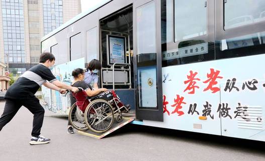 山東省は高齢者にやさしい交通移動サービスを全面的に推進し、低床や低入口を導入した公共バス車両の割合を年々高めている。