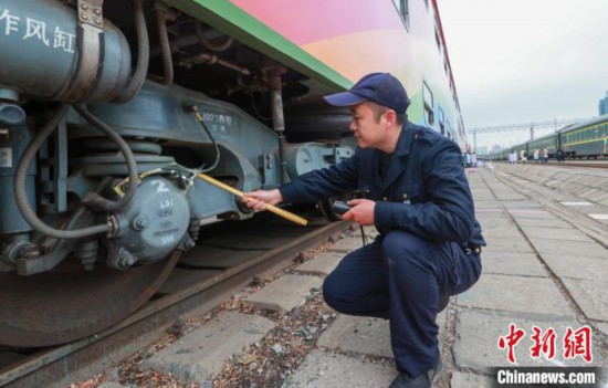 22日、「ライフライン・エクスプレス」の点検をする鉄道車両整備士（撮影・賈天勇）。