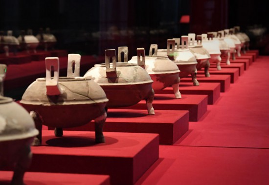 博物館内で展示されている陶鼎。