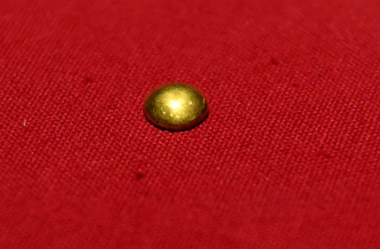 博物館内で展示されている金のボタン。