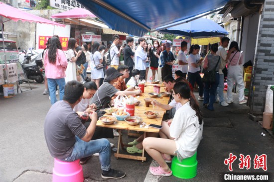 柳州のタニシ麺の店の前で長い行列を作る観光客。（撮影・林馨）