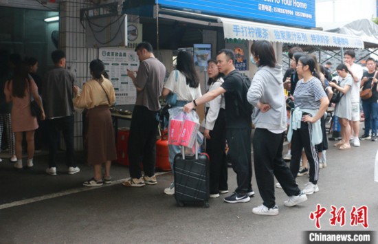 柳州のタニシ麺の店の前で長い行列を作る観光客。（撮影・林馨）