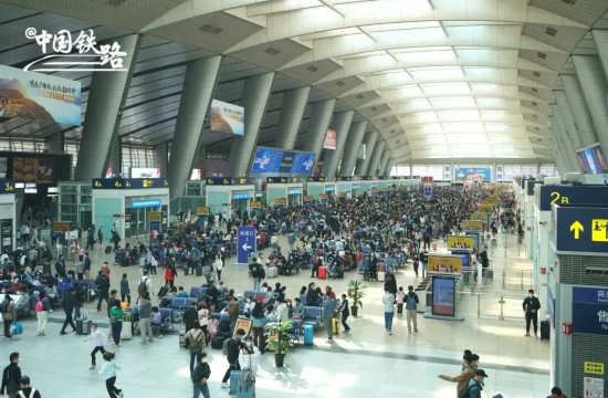  列車が平均2分に1本が出発する中国で最も忙しい駅の1つである北京南駅。（撮影・馬亜峰）