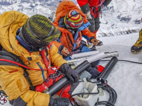 チョモランマの頂上で雪や氷のサンプルを採取する科学調査隊員（5月23日、撮影・拉巴）。