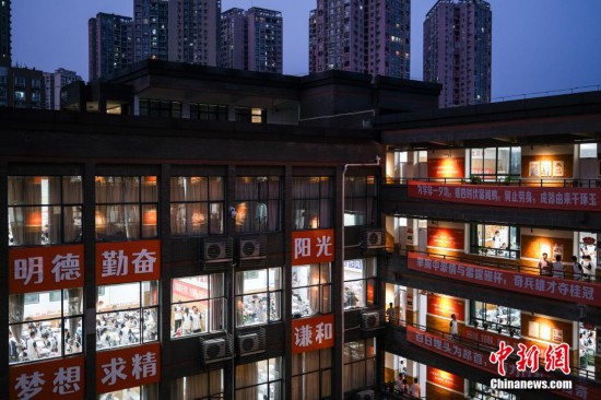 夜遅くまで電気が灯り、受験生が勉強する教室（撮影・何蓬磊）。