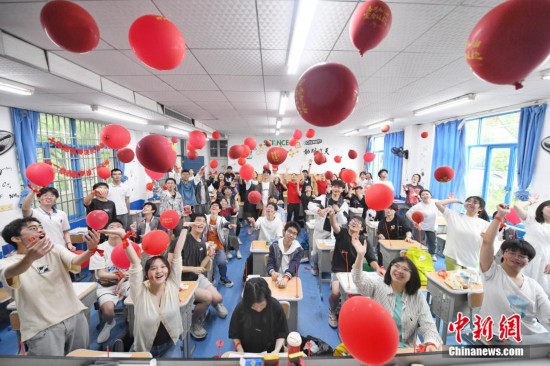  2023年の高考前日、赤い風船を使って合格祈願する長沙市の高校3年生（撮影・楊華峰）。