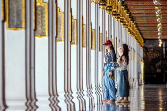 6月16日、タイ・バンコクの人気観光地・王宮を観光する中国人観光客（撮影・王騰）。