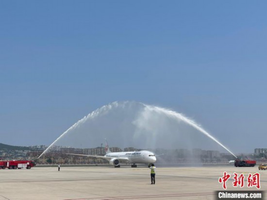 大連空港でウォーター・サルートで迎えられた日本航空の旅客機（撮影・楊毅）。