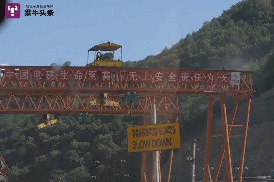 鄧さんが途中で見かけた中国企業が請け負う建設プロジェクト