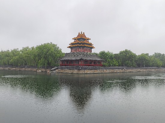 8月1日、記録的な雨となった北京の故宮の角楼（隅櫓）と堀。