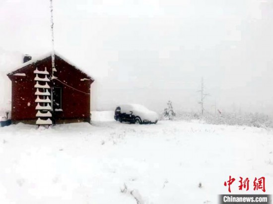 9月27日、今シーズンの初雪が降った「中国一寒い村」と呼ばれる黒竜江省大興安嶺地区呼中区（撮影・馮宏偉）。