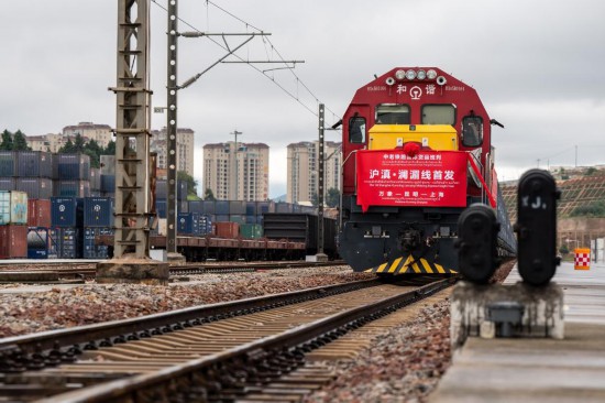 10月8日、雲南省昆明市の王家営西駅を出発した「上海・雲南・メコン線」の国際定期貨物列車。