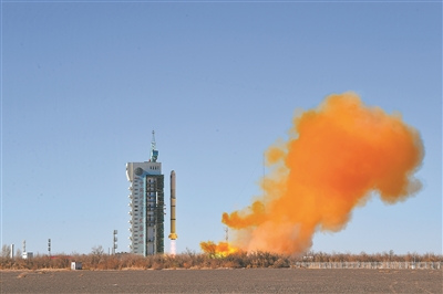 中国は16日午前11時55分、酒泉衛星発射センターでキャリアロケット「長征2号C」を使い、新世代海色衛星「海洋3号01星」を打ち上げた。（撮影・汪江波）