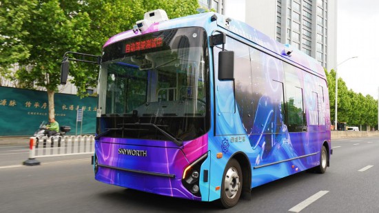 走行テスト中の自動運転バス。写真提供：南京公共交通集団