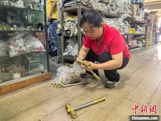フィギュアに必要な金物を用意する金物屋のオーナー（撮影・鮑夢妮）。