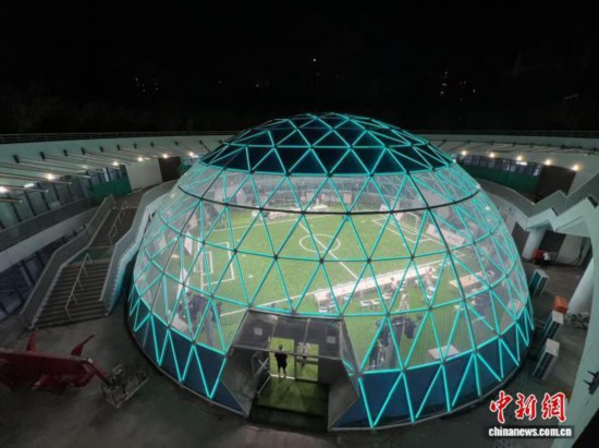 7月30日夜、国家スピードスケート館人型ロボット訓練拠点「パンダアイ」が点灯。撮影・呂少威