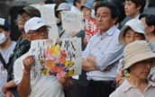 集団的自衛権行使容認の憲法解釈変更に抗議する日本の民衆