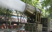 重慶の街角　「大砲」のような外見の新型降温用散水車