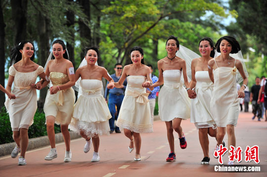 ウェディングドレス姿で徒競走、健康生活を提唱　雲南省