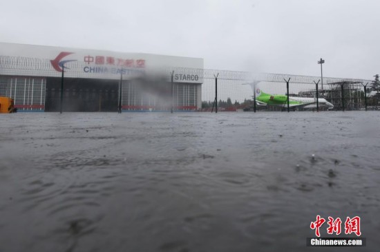 台風15号直撃で「海」と化した上海 、ネットユーザー「空港に船で行く」