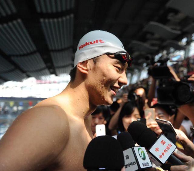 全国水泳選手権2015、試合後記者に囲まれる寧沢涛選手