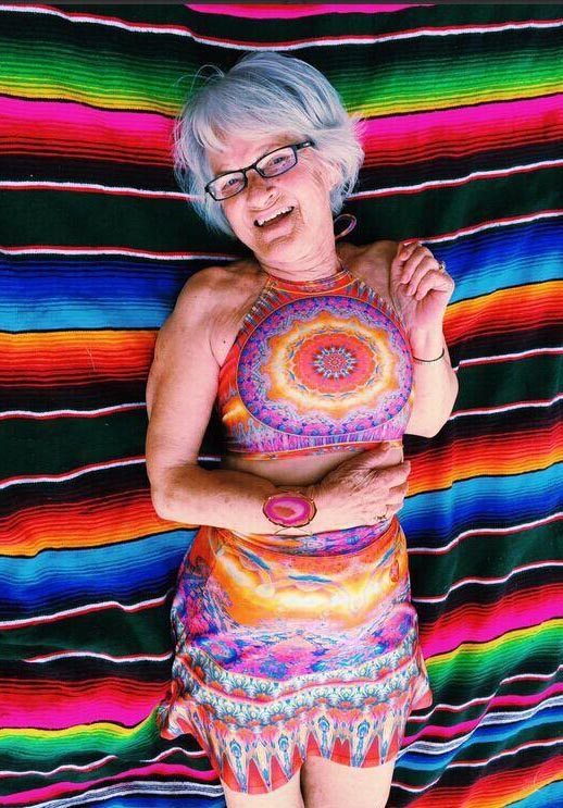 87歳のカッコいいお婆さんのド派手衣装が人気　米国