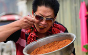 「辛さ」を愛する男性、唐辛子2.5キロを食べるのが日課　鄭州
