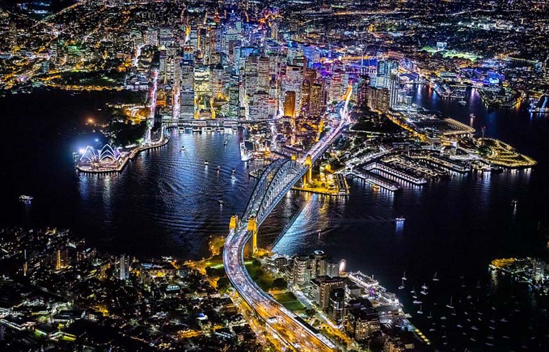 大都市の夜景を高度2千メートル上空から撮影
