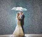 雨の結婚式、一味違うロマンティック写真
