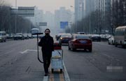北京の煙霧を100日分でレンガを製作した青年