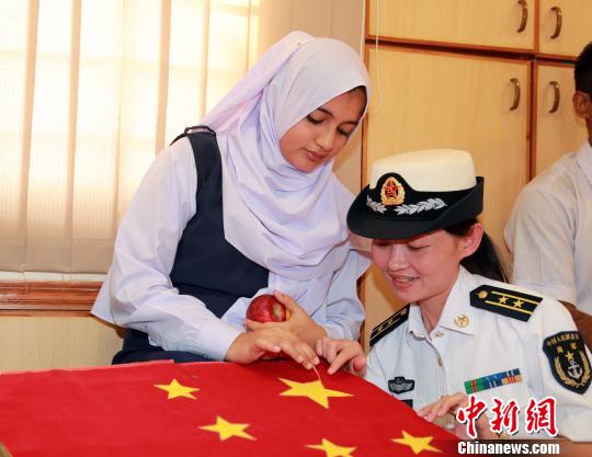 海軍護送艦隊がパキスタンの特殊児童学校を慰問