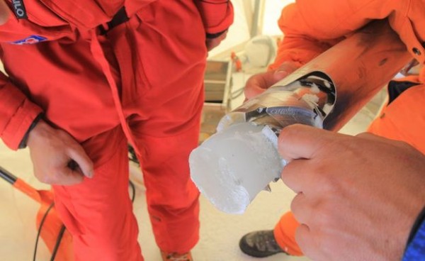 南極科学観測隊、3.55メートルの氷床深層コアを掘削