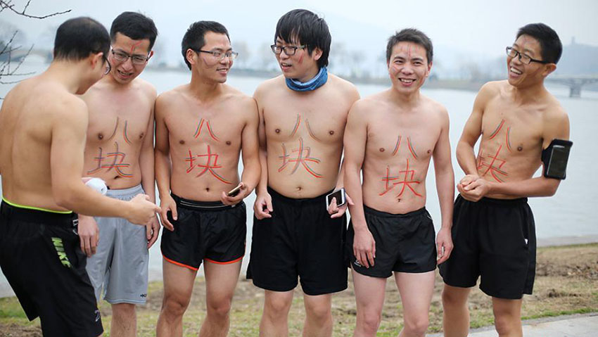 南京の若者が「純粋」に楽しむ「裸ランニング」