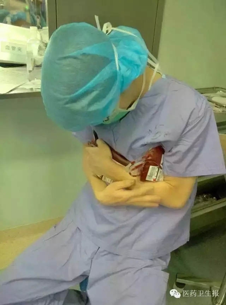感動の一幕！懐で輸血用の血液温める医師　河南省