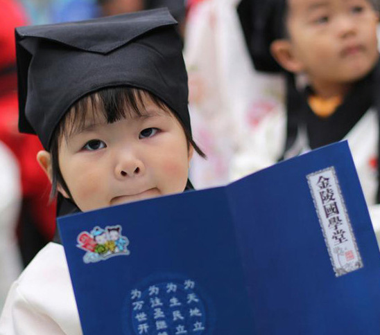 可愛いちびっこ100人が伝統的な漢服に身を包み「開筆の儀式」　南京
