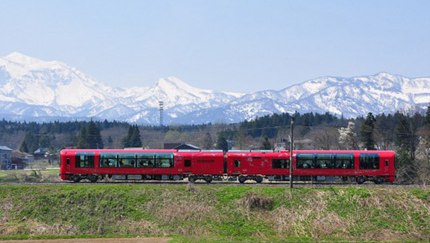 新型リゾート列車、ワイドガラスの展望デッキから見る絶景　日本