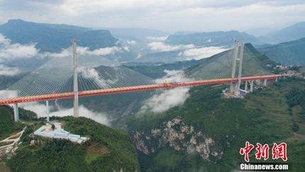 ビル200階の高さ誇る世界一高い橋、北盤江大橋の橋げた接続完了　