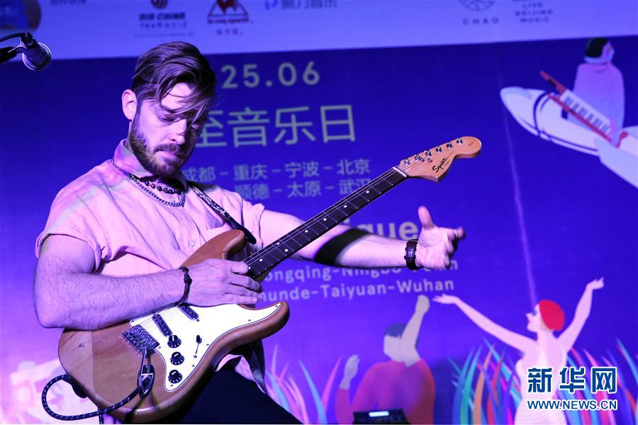 北京夏至音楽祭で演奏を披露するフランスの音楽グループのメンバー（6月19日、撮影・張玉薇）。