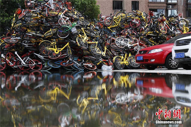 上海にシェア自転車の「墓場」現る　山のように積み上げられた自転車たち