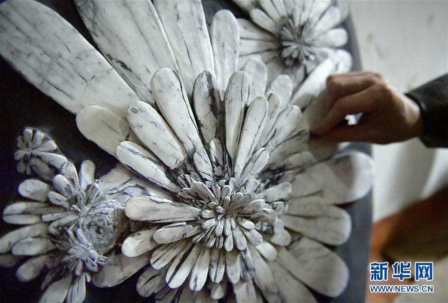 菊の模様を丁寧に彫り上げ、見事な芸術作品に　湖北省