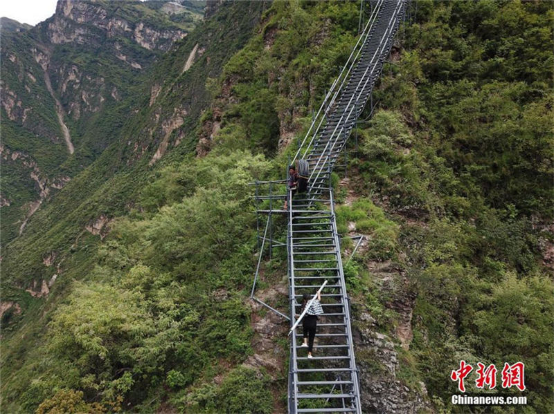 断崖絶壁にそびえ立つ四川省の村　2556段の「鋼管階段はしご」が完成