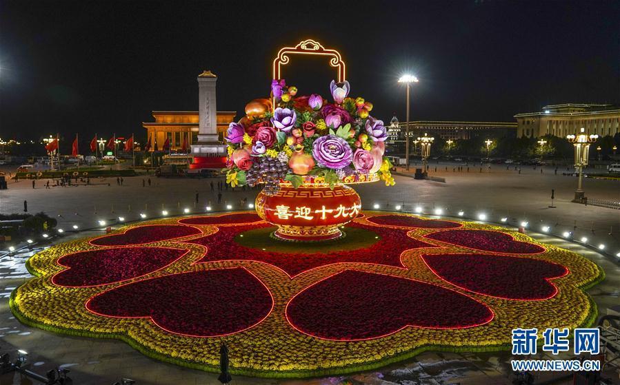 天安門広場で光り輝く巨大な花かご