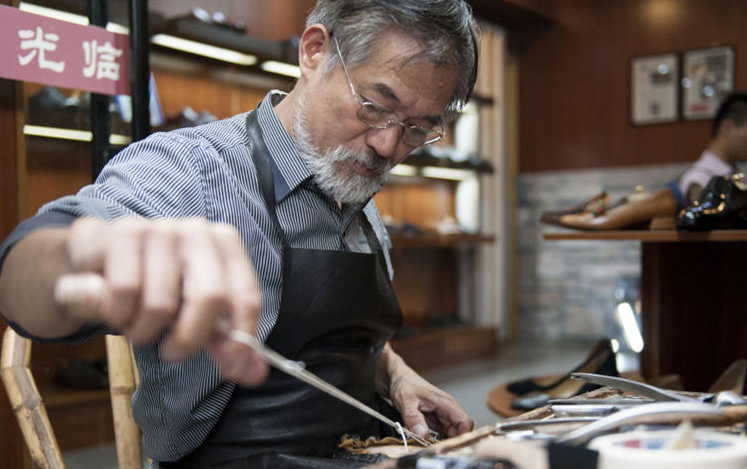 靴を作り続けて40年以上、杭州のベテラン靴職人