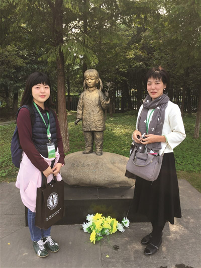 南京大虐殺紀念館で涙を流しながら見学する日本人女性