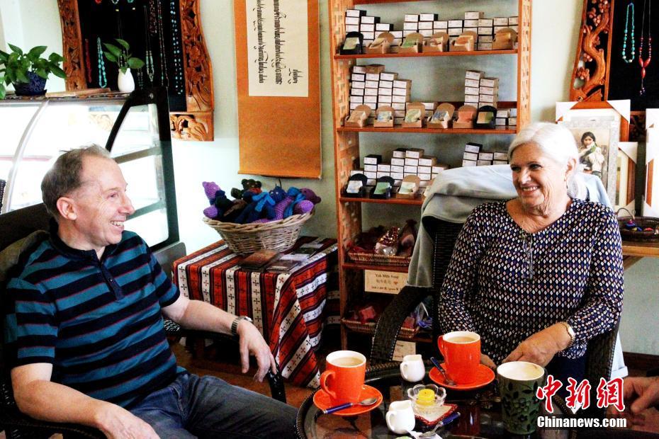 牧畜民の手作り工芸品も販売するオランダ人夫婦経営のカフェ　青海省