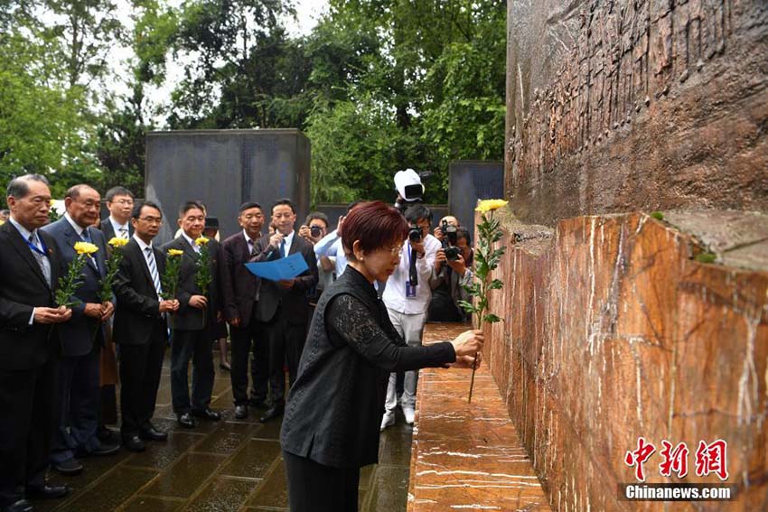 洪秀柱前主席率いる訪問団が雲南省の騰沖殉国者墓園で戦死者を追悼