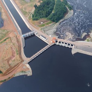 2017年12月1日、空から撮影したカメルーンのメンヴェレ水力発電所。