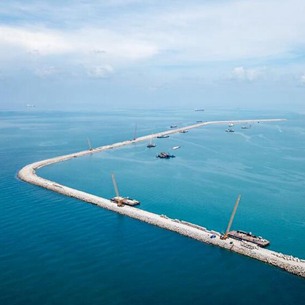 2018年4月28日、マレーシア・クアンタン港の新しい深水埠頭で撮影した防波堤の様子。