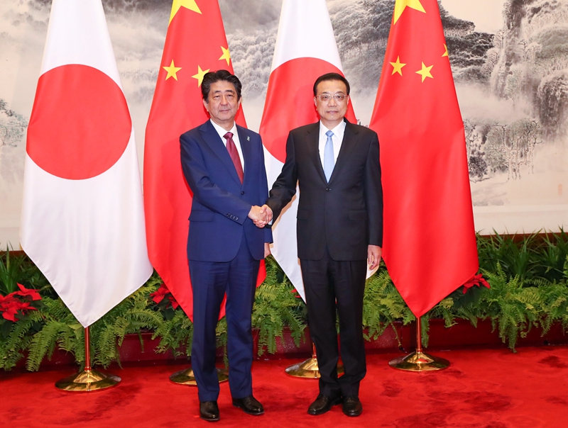 李総理が安倍首相と会談「中日関係の安定した長期的発展を実現」