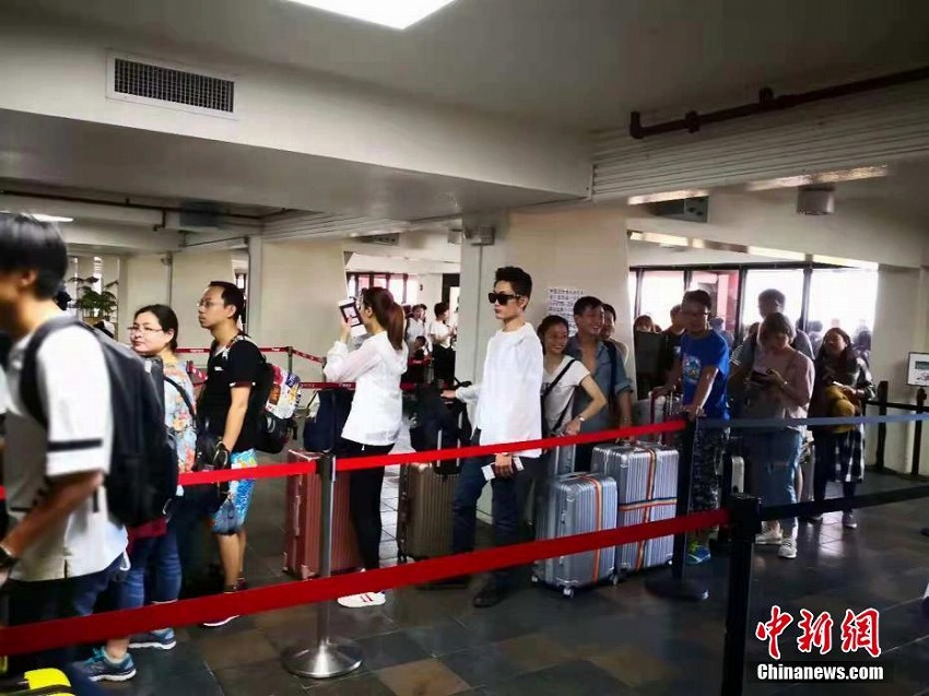 台風26号でサイパンに足止めされていた中国人旅客第一陣295人が帰国
